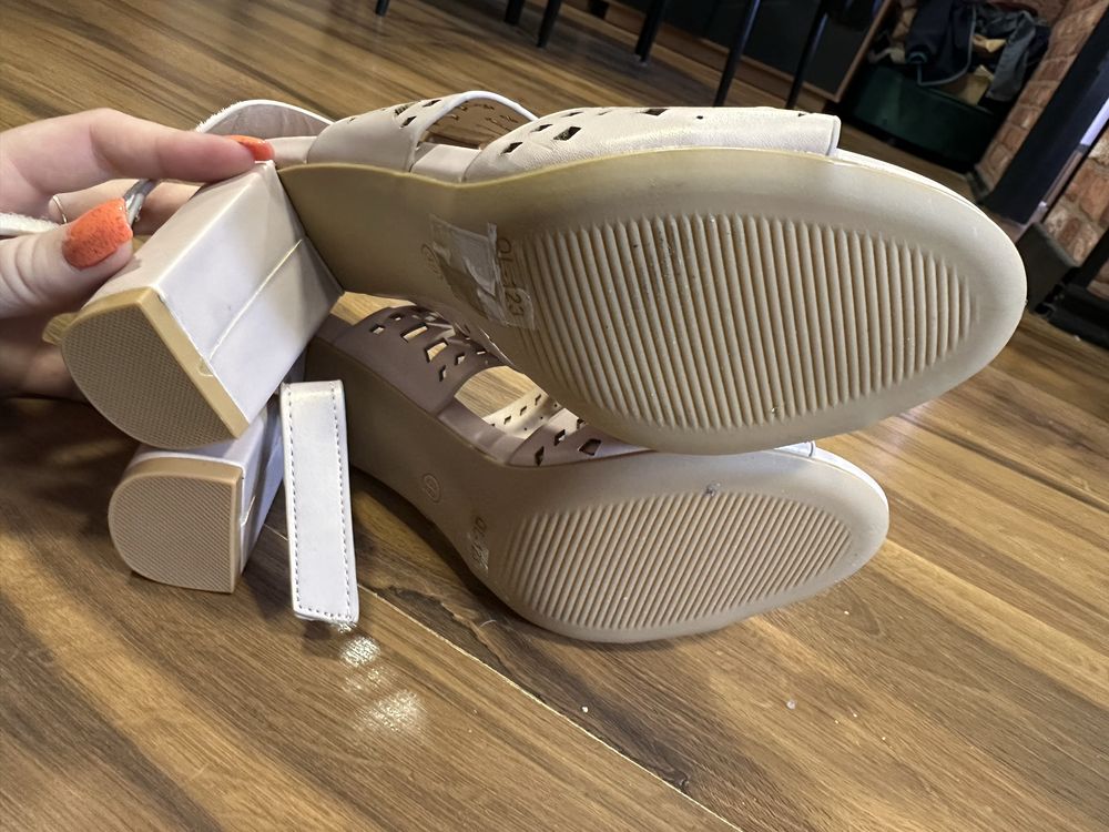 Buty sandalki na slupku