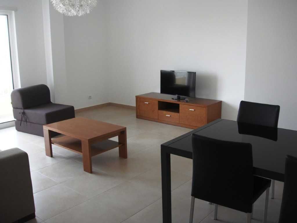 T1 - 4 /5 pessoas Altura churrasqueira, terraço,100 metros da praia .