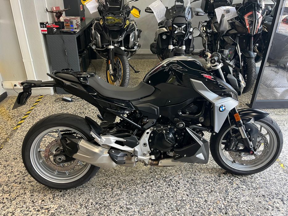 BMW F 900 r de Julho de 2025. 1420 Kms. Style Triple Black