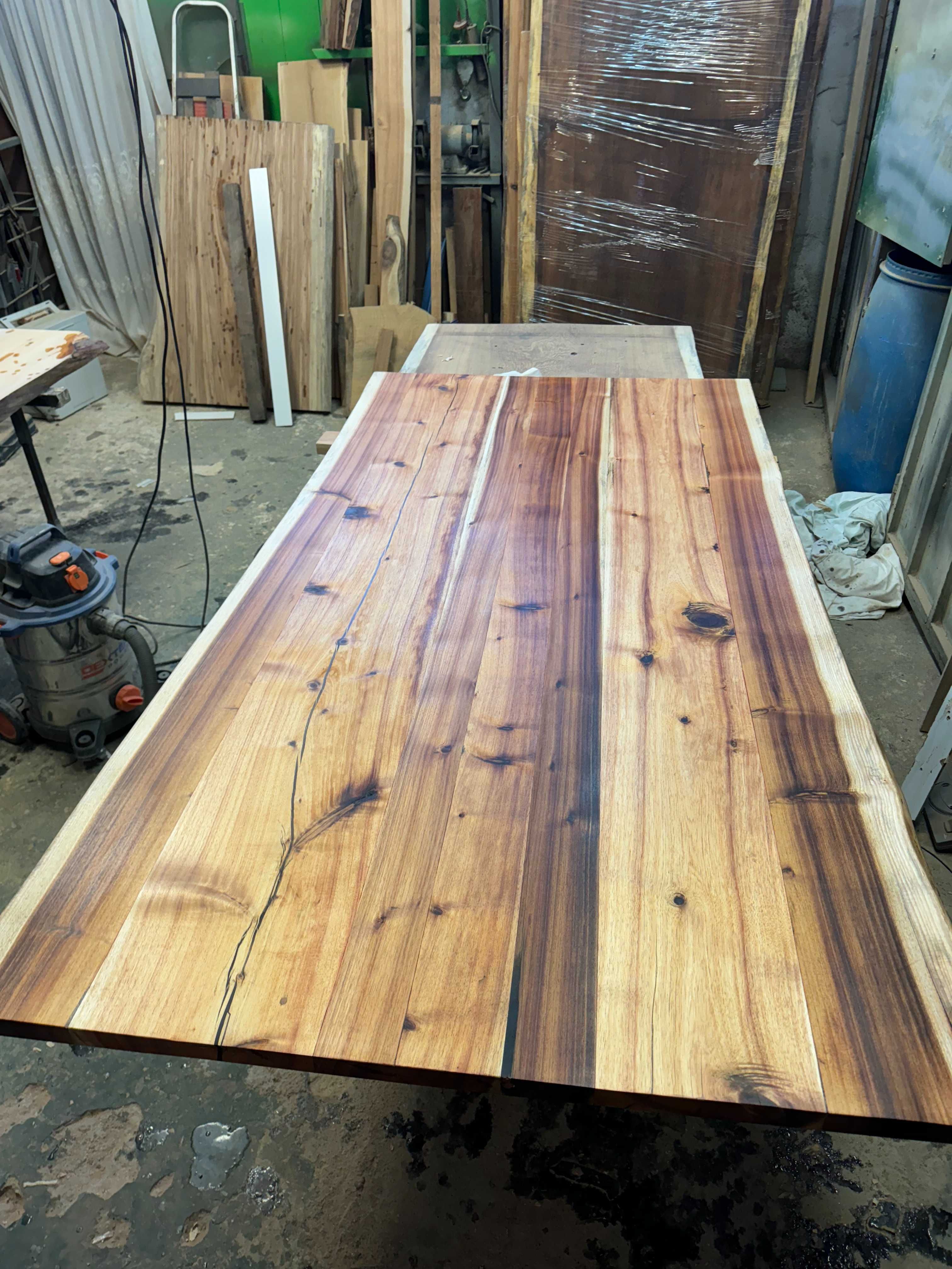 Mesa de jantar em madeira maciça, prateleiras, peças decorativas.