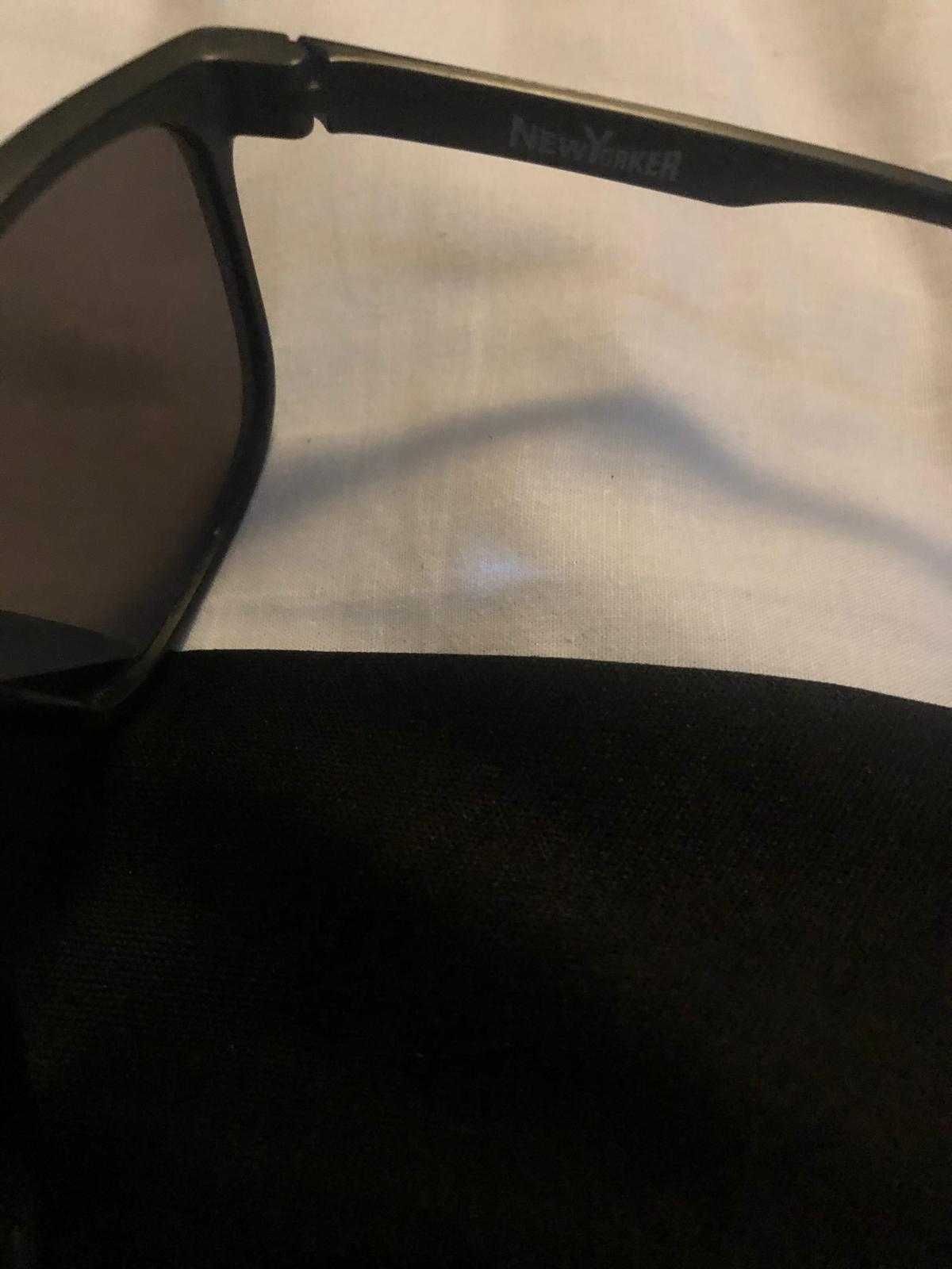 Óculos de sol NewYorker com bolsa de transporte - COMO NOVO!