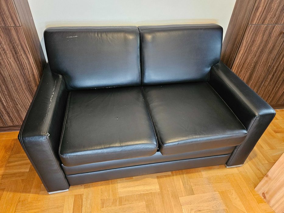Sofa czarna meblomar ANNA 2R, obicie imitacja skóry, ślady zużycia
