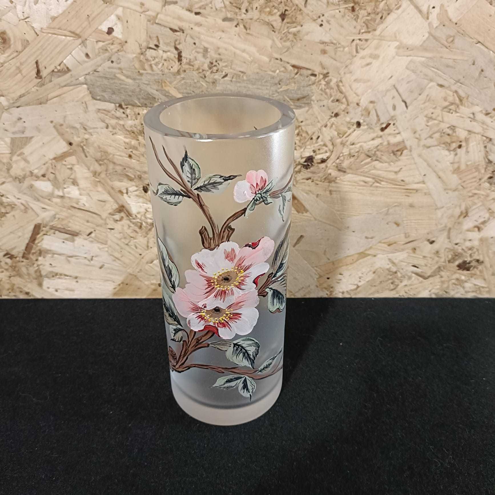 Vaso com vidro fosco e arte em flores pintado a mão.