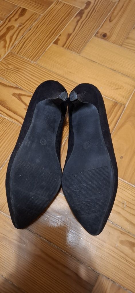 Sapatos Pretos de pequeno salto agulha