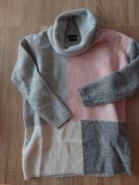 Reserved sweter z luźnym golfem, z wełną, szaro-różowy, rozmiar S/M