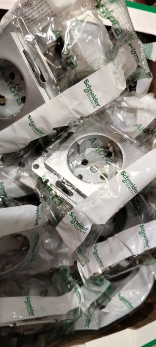 електрична розетка із заземлюючим контактом серії Asfora 100