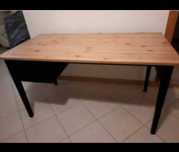 Escritório IKEA cor Madeira e Preto