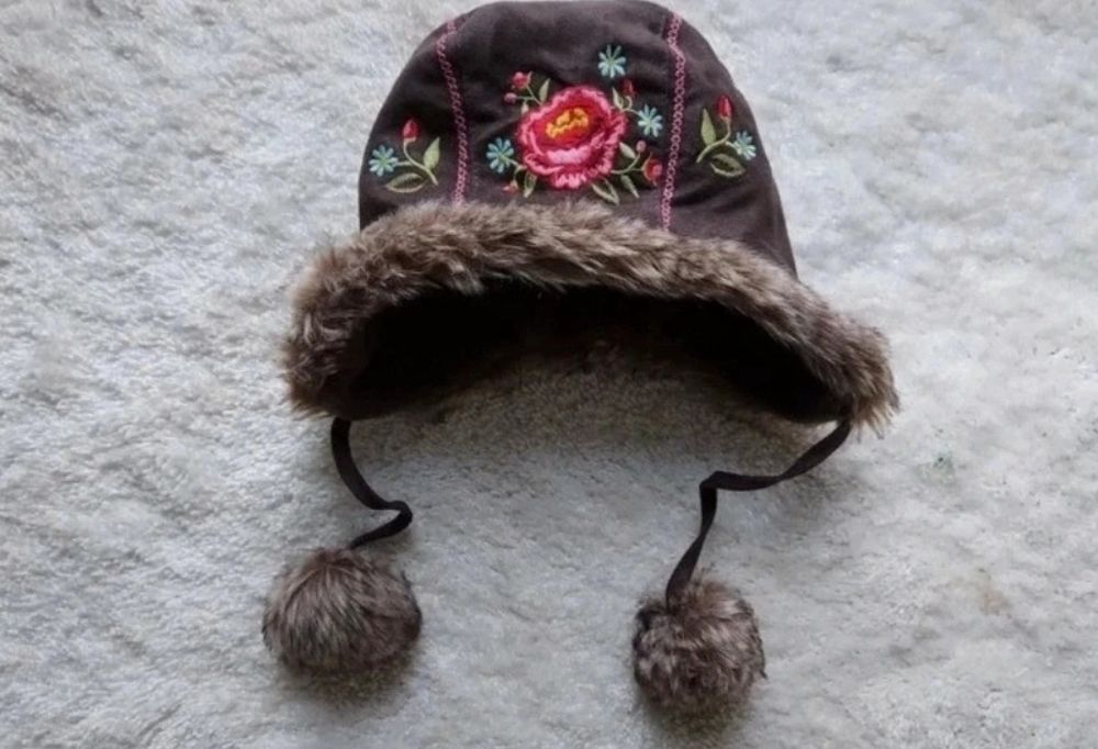 Brązowa czapeczka futerko haft pomponiki z polarem boho H&M