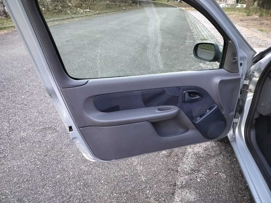 Renault Clio 1.4 16v Sport - 115000 / Reservado kms Reais
