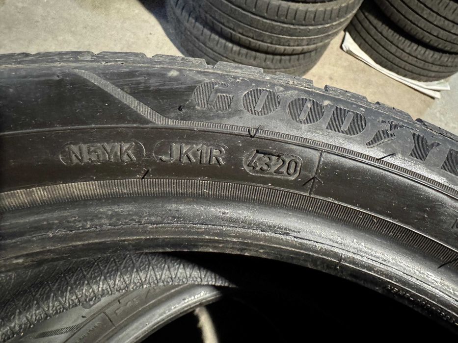 Zimowe Opony mało używane Goodyear 215/50 R18 6mm bieżnik