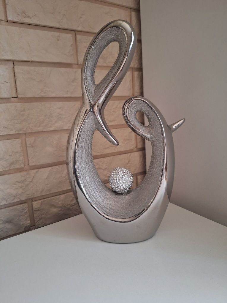 Dekoracje do salonu: wazon i figurka Home&You