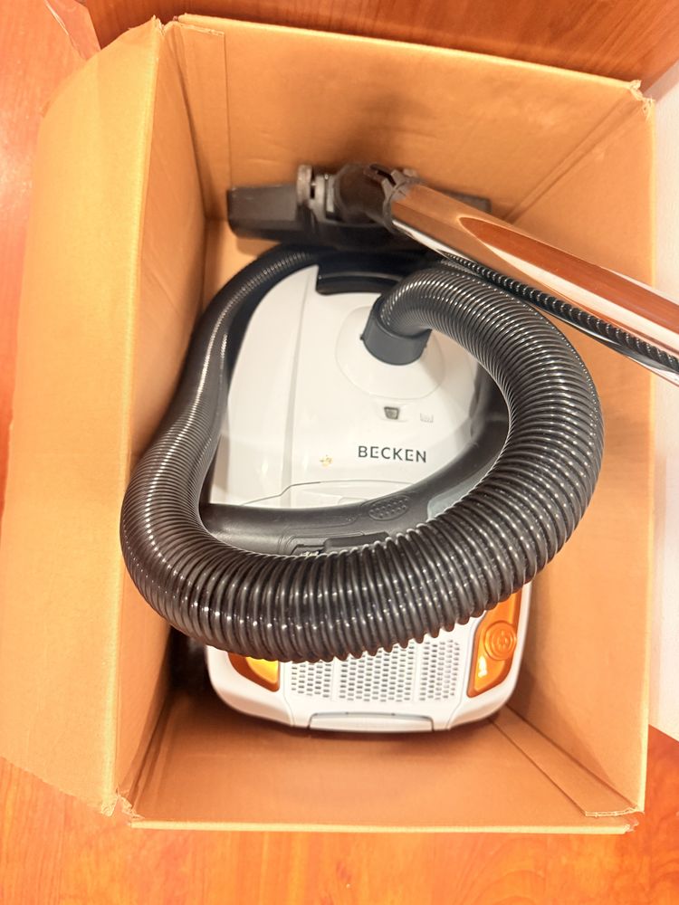 Aspirador com Saco BECKEN Pet Bvc4397 (68 dB - Saco de pó: 3 L)