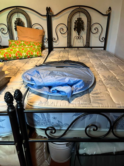 2 cama ferro individuais pretas com estrado metálico e colchão molas.