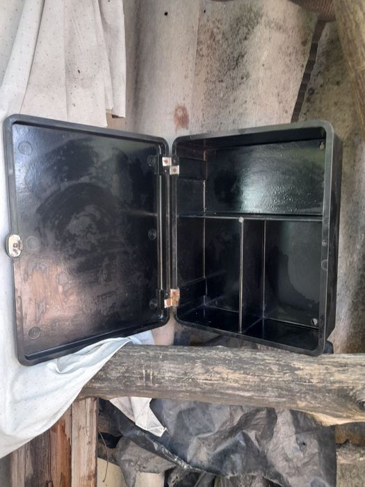 Шафа для інструментів настінна із бакеліта