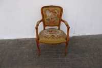 Stary tapicerowany fotel ludwikowski 355