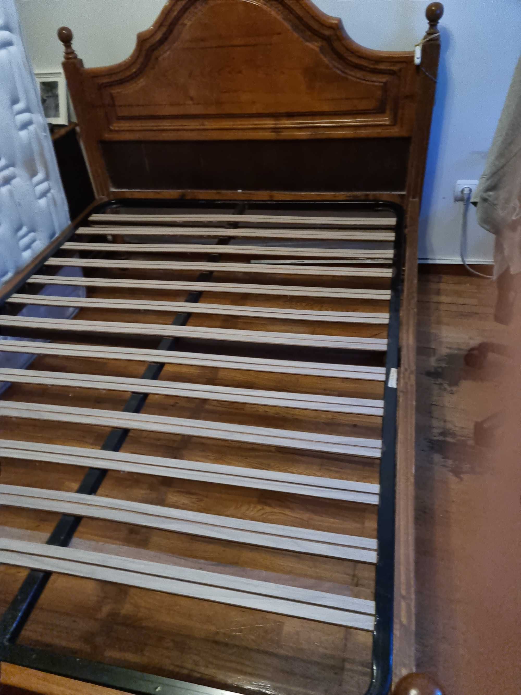 Cama + estrado + mesinha cabeceira