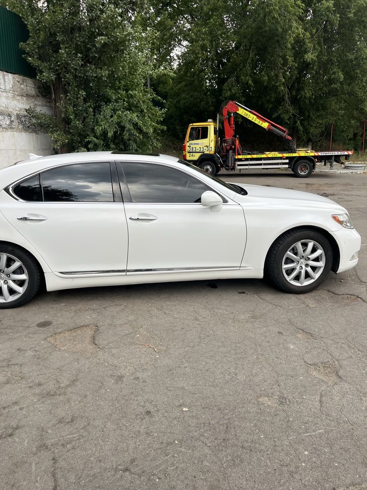 Автомобиль Лексус,хорошее состояние,8000