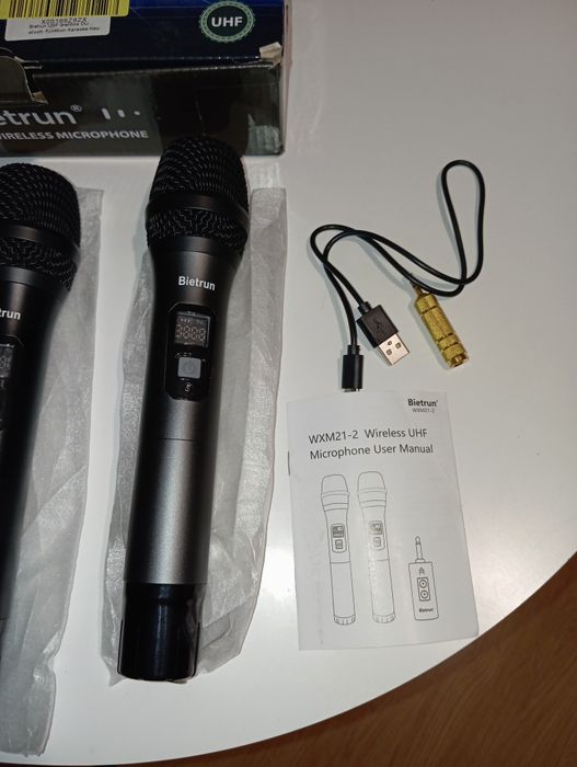 Dwa mikrofony bezprzewodowe bietrun