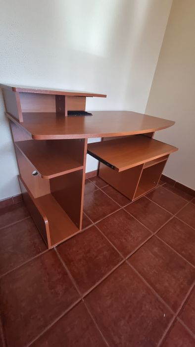 Secretaria em bom estado praticamente NOVA