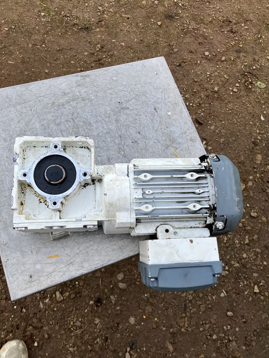 Motoreduktor 0,55 kw 428 obr na min