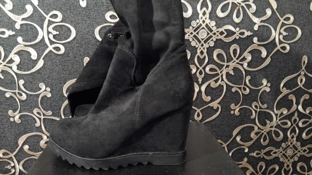 Женские кроссовки и ботфорды