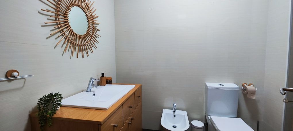 Arrendo quarto com wc privativo e varanda