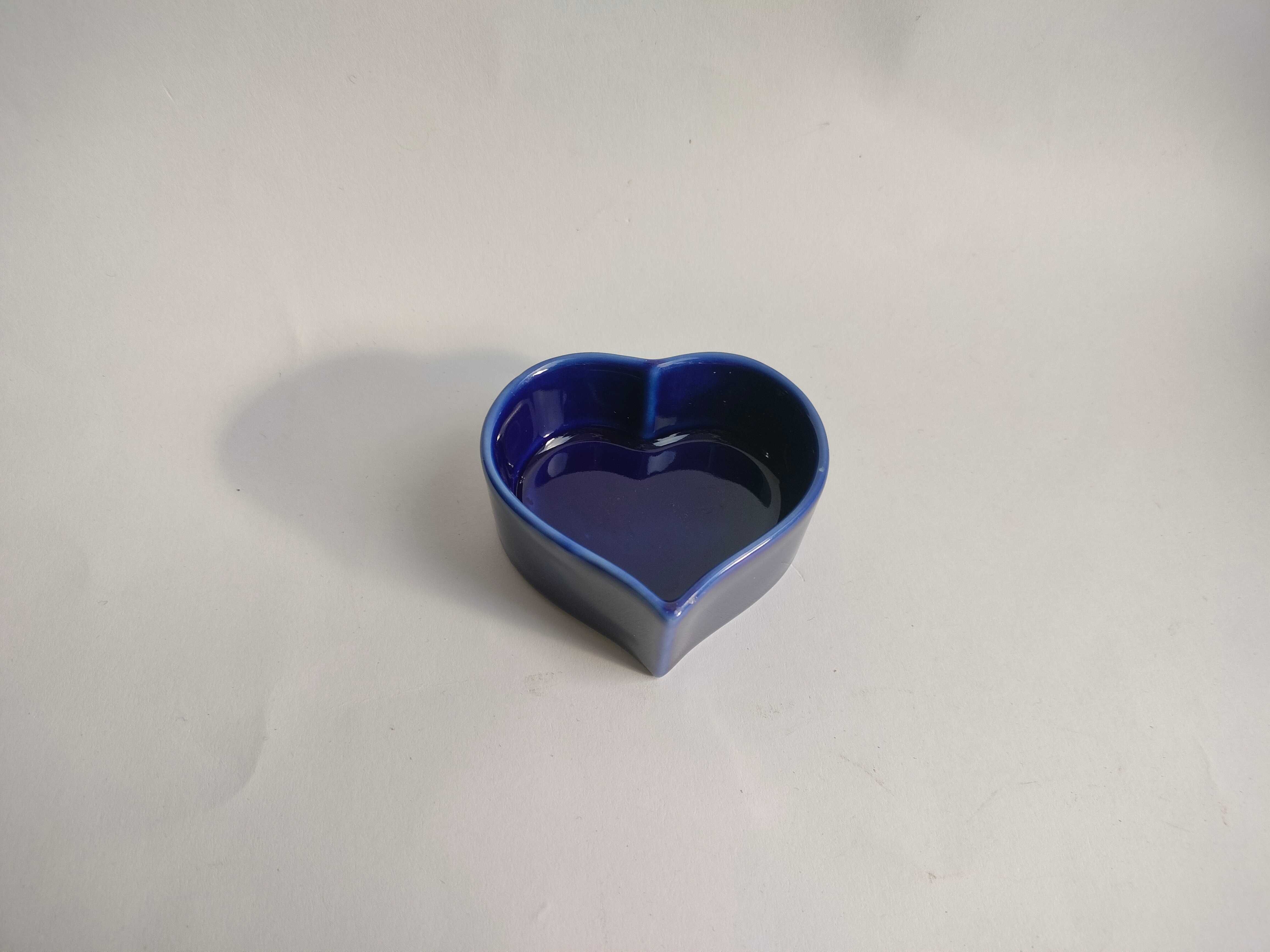 Maleńka granatowa ceramiczna miseczka w kształcie serca, pojemniczek