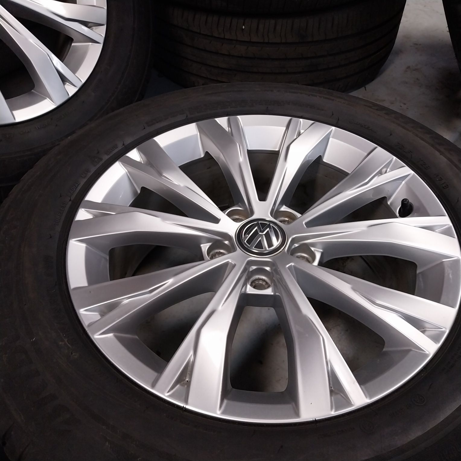 Całe Koła Zimowe VW R17 5X112 7J ET 40