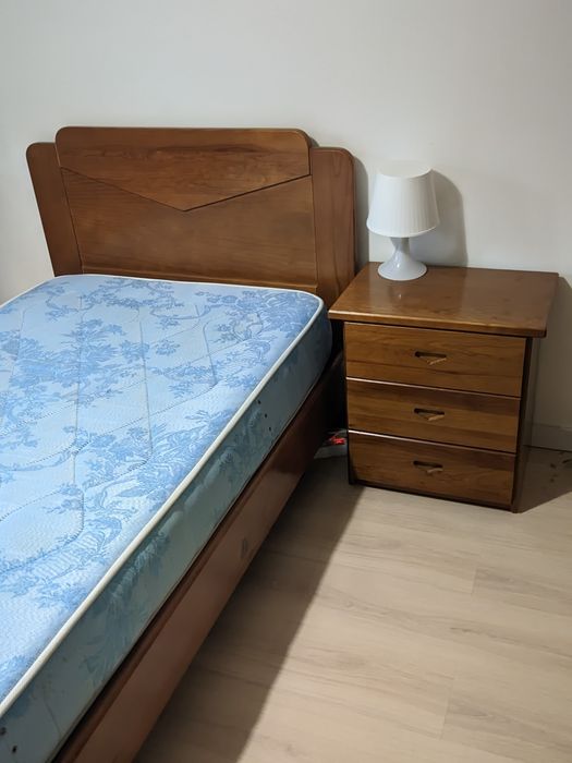Cama solteiro + mesa de cabeceira
