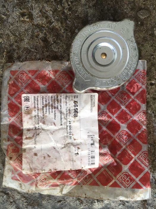 Расширительный бачёк и крышка бачка Мерседес