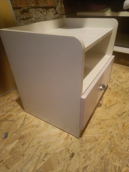 Szafka nocna biało-różowa