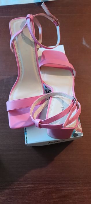 Różowe sandałki damskie na słupku zapinany wokół kostki. Ideał shoes.