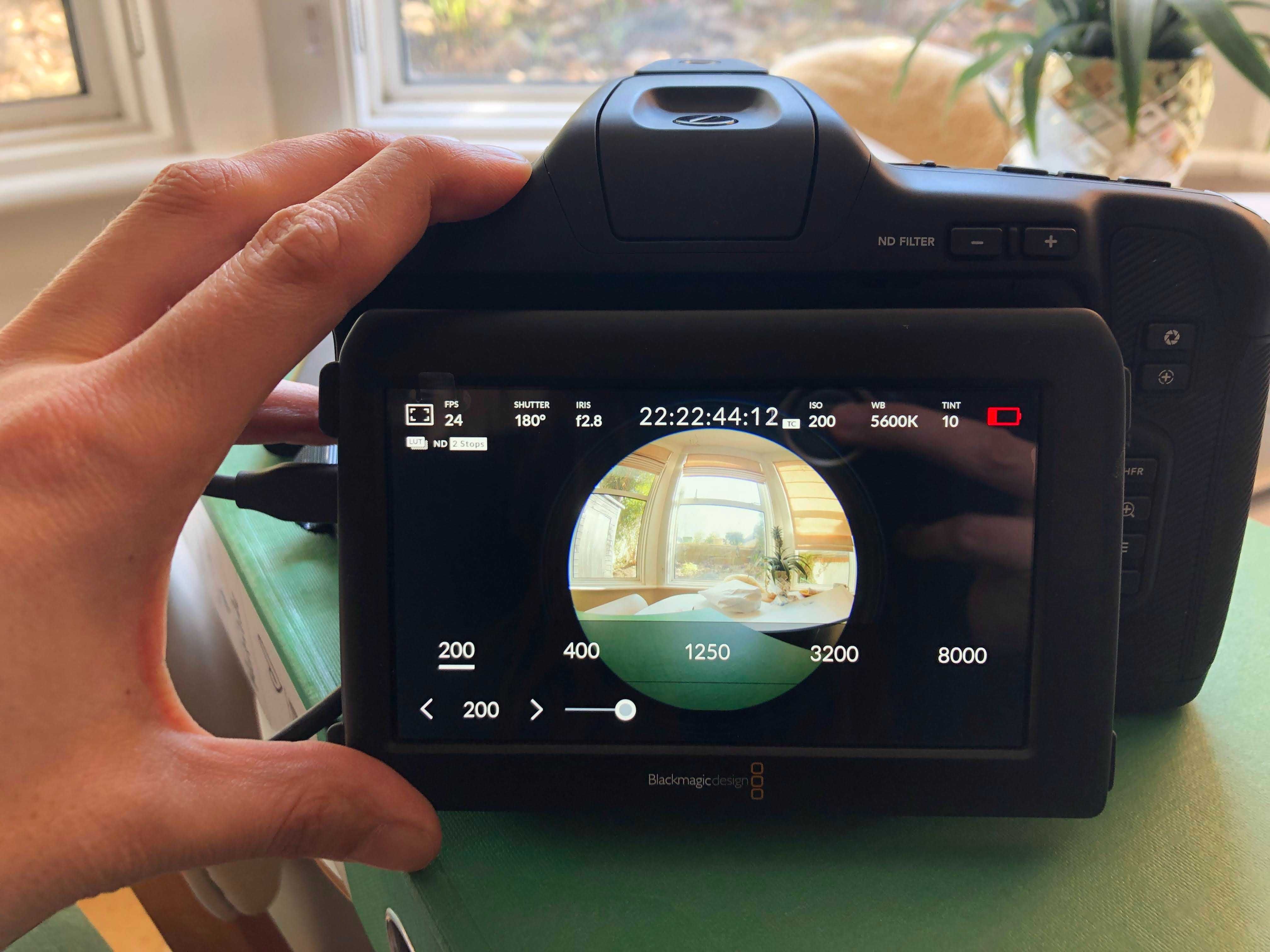 Blackmagic Pocket Cinema Camera 6K Pro Bundle - SSD, Baterias, Gaiola