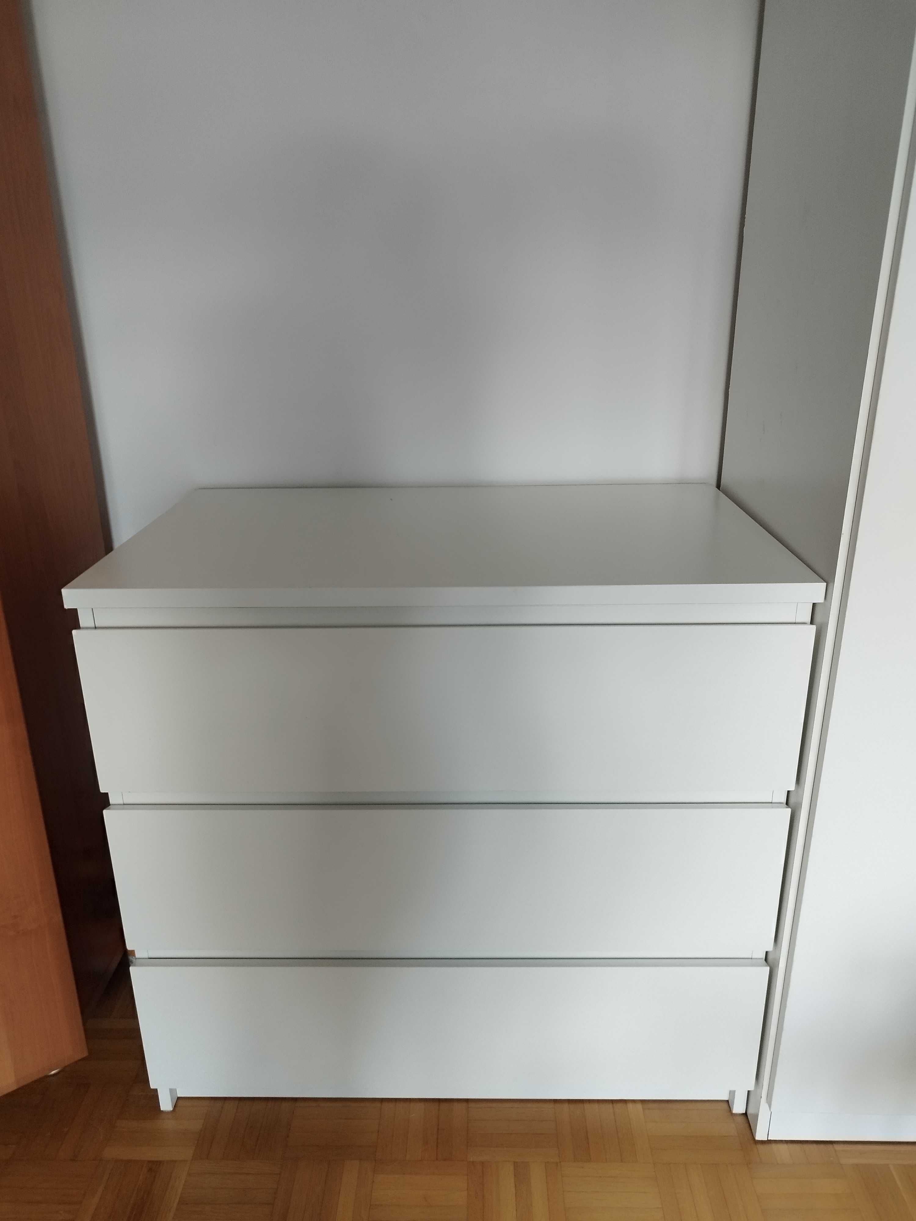 Biała komoda z szufladami