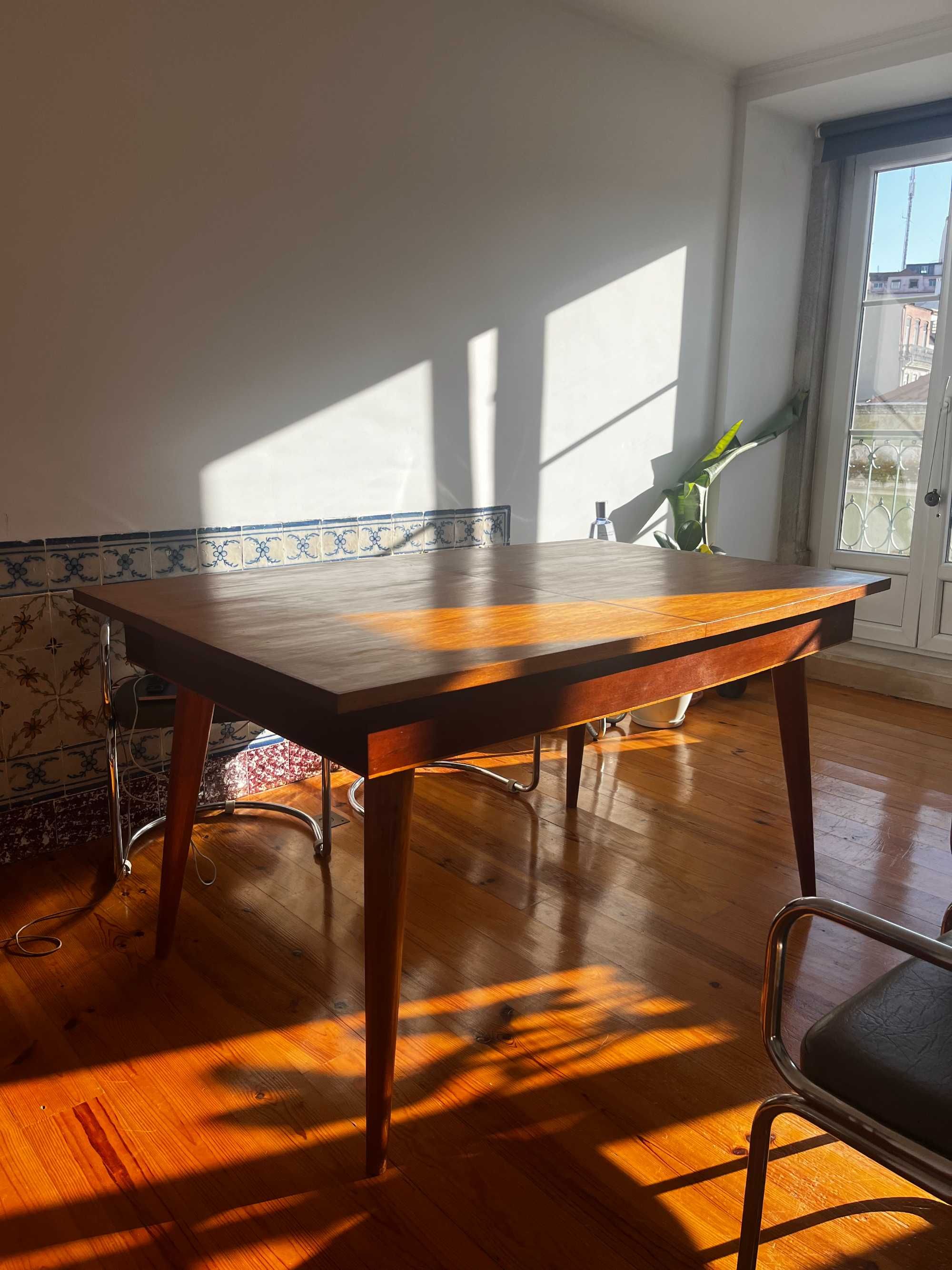 Mesa de jantar em madeira de teca maciça