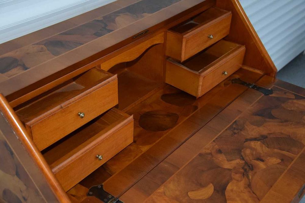 sekretarzyk z drewna orzechowego - jak nowy