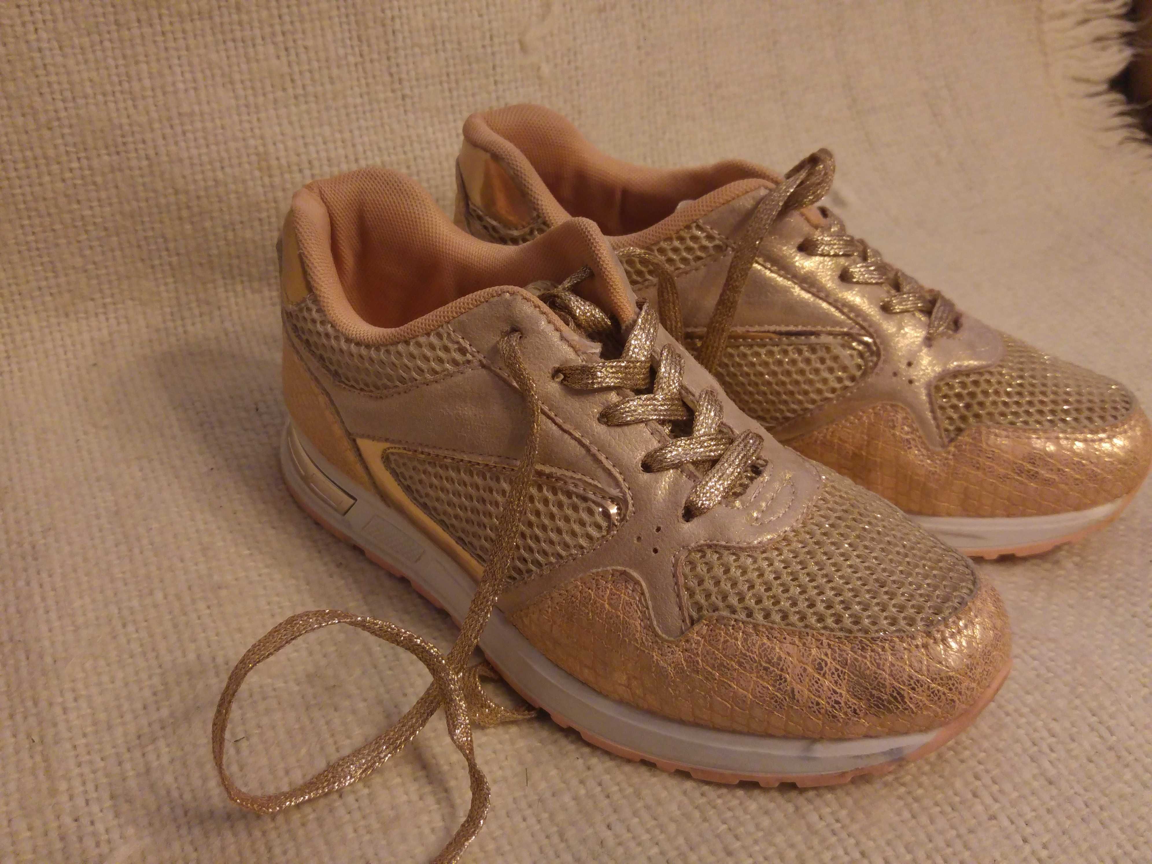 Buty sportowe damskie