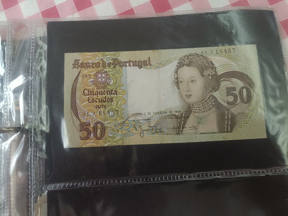 Várias notas de 100 escudos 50 escudos e 20 escudos