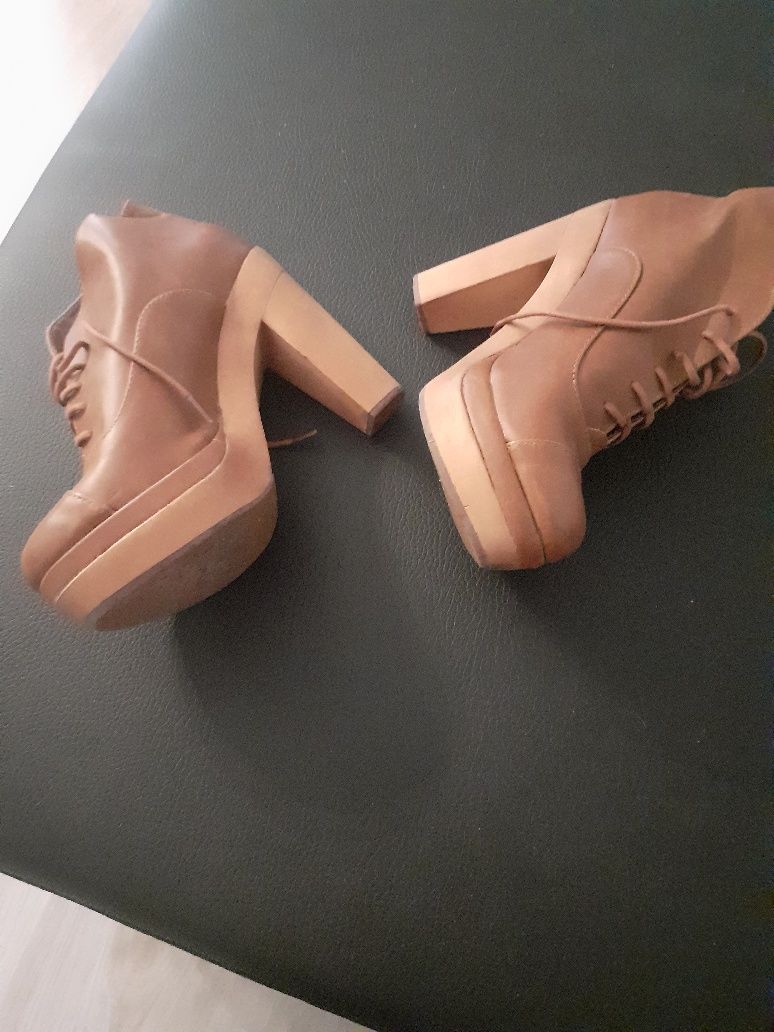 Botins da marca stradivarius