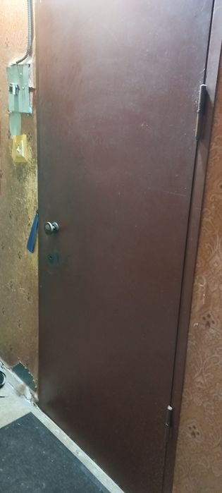 Двер вхідна металева