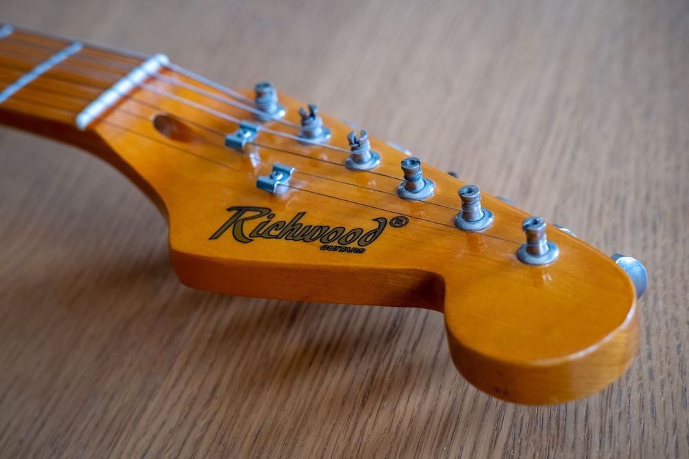 Gitara elektryczna Richwood i wzmacniacz Peavey