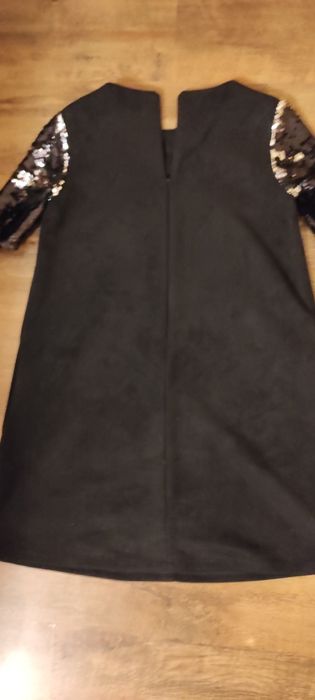 Чорна сукня на блискавці