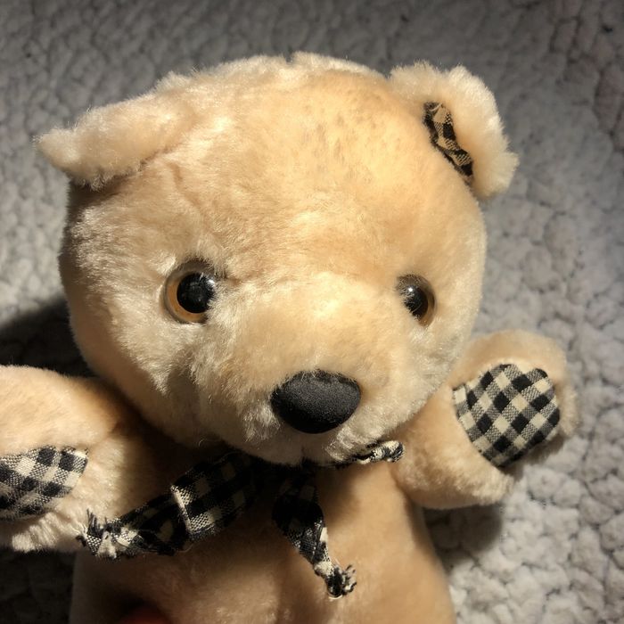 Urso macio peluche com laço