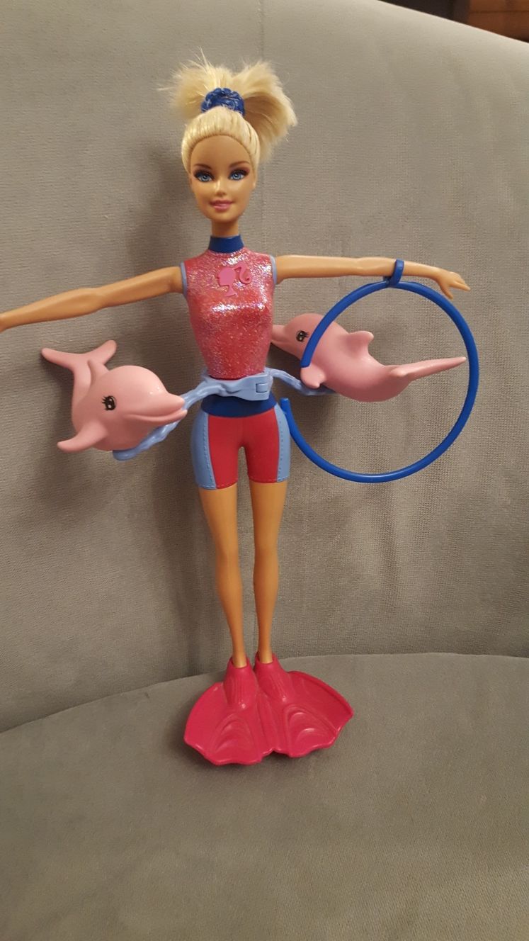 Barbie trenerka delfinów, które kręcą się wokół lalki Jak nowa Unikat!