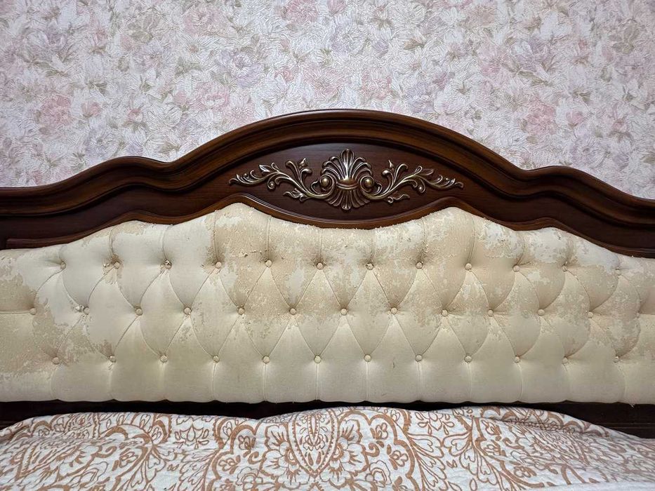 Двоспальне дерев'яне ліжко