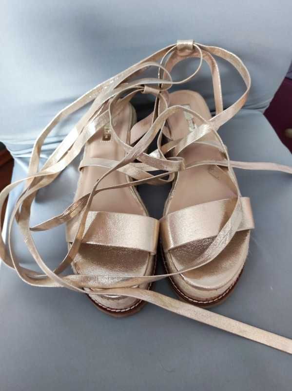 Primark r 41 ciekawe sandały wiązane na łydce