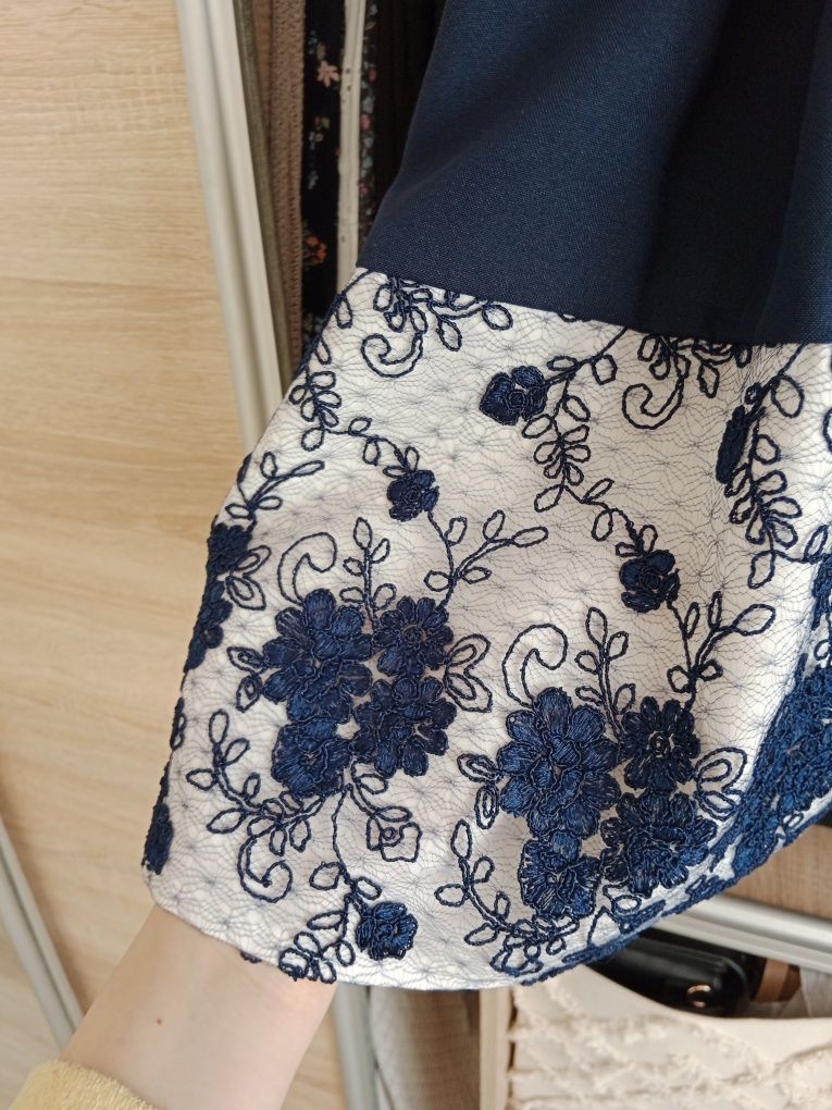 Elegancka biała rozkloszowana sukienka z koronką i wiązaniem w pasie m