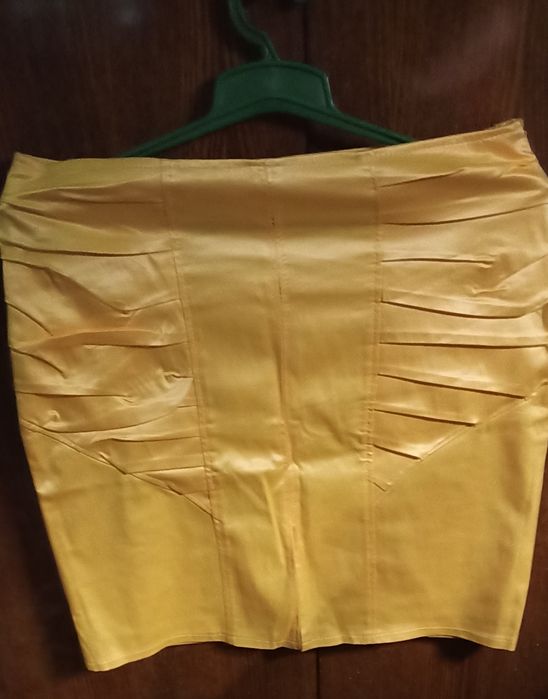 Новая летняя юбка - карандаш с разрезом впереди.