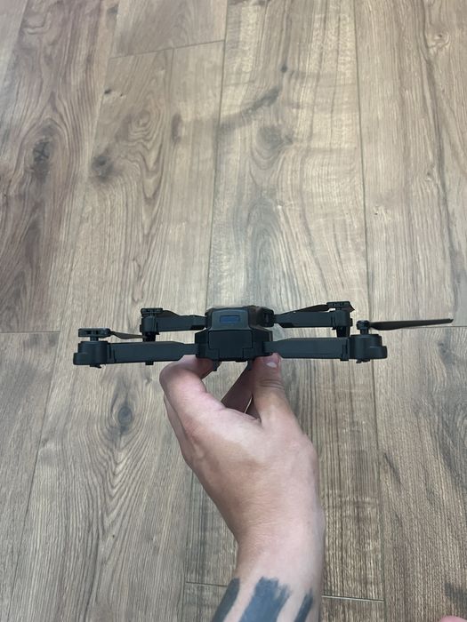 Дрон на радіо керуванні з камерою