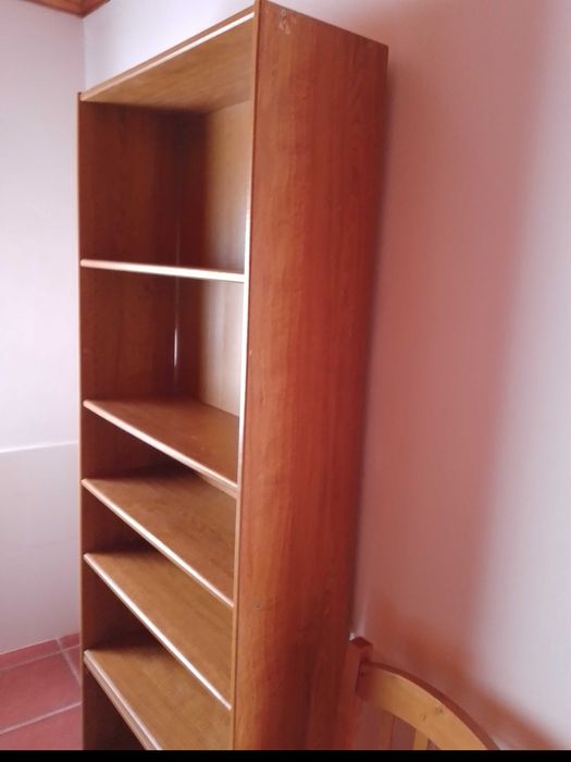 2 estantes em madeira